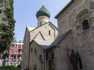 E finalmente eccoci davanti alla Chiesa Russa, con i suoi tratti orientaleggianti e il verde smeraldo del suo tetto e della sua cupola a forma di cipolla. Eretta nel 1914 per volont� dello Zar Nicola II, nel 2009 � stata donata dal Comune di Bari al Patriarcato di Mosca